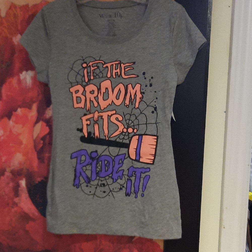 NWT JUNIORS 7-9 Gray HALLOWEEN Graphic Tee "IF THE BROOM FITS, RIDE IT!" 👻🎃🧙‍